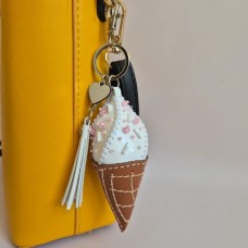 Набор для вышивки нитками на искусственной коже Wonderland Crafts Шарм для сумки - Ванильное мороженое FLHL-163 Набор для вышивки нитками на искусственной коже Wonderland Crafts Шарм для сумки - Ванильное мороженое FLHL-163
