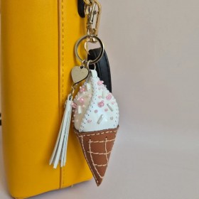 Набір для вишивки ниткою на штучній шкірі Wonderland Crafts Шарм для сумки - Ванільне морозиво FLHL-163 Набір для вишивки ниткою на штучній шкірі Wonderland Crafts Шарм для сумки - Ванільне морозиво FLHL-163