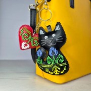 Набір для вишивки бісером на штучній шкірі Wonderland Crafts Шарм для сумки - Котячі обійми FLBB-181