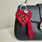 Набір для вишивки ниткою на штучній шкірі Wonderland Crafts Шарм для сумки - Житомирщина FLHL-145 Набір для вишивки ниткою на штучній шкірі Wonderland Crafts Шарм для сумки - Житомирщина FLHL-145
