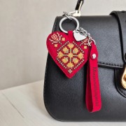 Набір для вишивки ниткою на штучній шкірі Wonderland Crafts Шарм для сумки - Миколаївщина FLHL-161 Набір для вишивки ниткою на штучній шкірі Wonderland Crafts Шарм для сумки - Миколаївщина FLHL-161