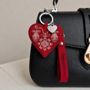 Набір для вишивки ниткою на штучній шкірі Wonderland Crafts Шарм для сумки - Харківщина FLHL-148 Набір для вишивки ниткою на штучній шкірі Wonderland Crafts Шарм для сумки - Харківщина FLHL-148