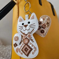 Набір для вишивки бісером на штучній шкірі Wonderland Crafts Шарм для сумки - Кошеня з сердцем FLBB-180