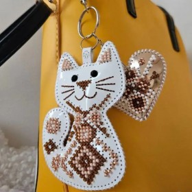 Набір для вишивки бісером на штучній шкірі Wonderland Crafts Шарм для сумки - Кошеня з сердцем FLBB-180 Волшебная страна FLBB-180 - 265.00грн.