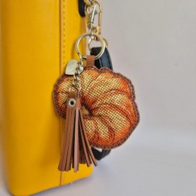 Набор для вышивки нитками на искусственной коже Wonderland Crafts Шарм для сумки - Французский круассан FLHL-167 Набор для вышивки нитками на искусственной коже Wonderland Crafts Шарм для сумки - Французский круассан FLHL-167