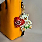 Набір для вишивки бісером на штучній шкірі Wonderland Crafts Шарм для сумки - Білий ведмедик FLBB-192