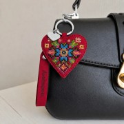 Набір для вишивки ниткою на штучній шкірі Wonderland Crafts Шарм для сумки - Львівщина FLHL-160 Набір для вишивки ниткою на штучній шкірі Wonderland Crafts Шарм для сумки - Львівщина FLHL-160