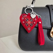 Набір для вишивки ниткою на штучній шкірі Wonderland Crafts Шарм для сумки - Херсонщина FLHL-149 Набір для вишивки ниткою на штучній шкірі Wonderland Crafts Шарм для сумки - Херсонщина FLHL-149