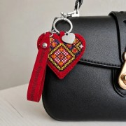 Набір для вишивки ниткою на штучній шкірі Wonderland Crafts Шарм для сумки - Івано-Франківщина FLHL-144 Набір для вишивки ниткою на штучній шкірі Wonderland Crafts Шарм для сумки - Івано-Франківщина FLHL-144