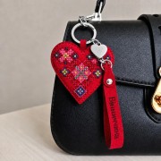 Набір для вишивки ниткою на штучній шкірі Wonderland Crafts Шарм для сумки - Вінниччина FLHL-138 Набір для вишивки ниткою на штучній шкірі Wonderland Crafts Шарм для сумки - Вінниччина FLHL-138