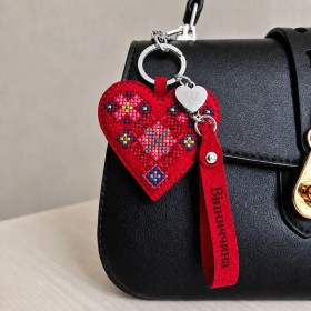 Набор для вышивки нитками на искусственной коже Wonderland Crafts Шарм для сумки - Винницкая область FLHL-138 Набор для вышивки нитками на искусственной коже Wonderland Crafts Шарм для сумки - Винницкая область FLHL-138