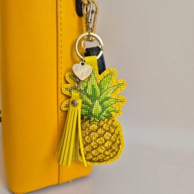 Набор для вышивки нитками на искусственной коже Wonderland Crafts Шарм для сумки - Тропический ананас FLHL-169 Набор для вышивки нитками на искусственной коже Wonderland Crafts Шарм для сумки - Тропический ананас FLHL-169