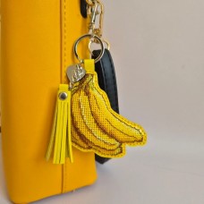 Набор для вышивки нитками на искусственной коже Wonderland Crafts Шарм для сумки - Солнечные бананы FLHL-168 Набор для вышивки нитками на искусственной коже Wonderland Crafts Шарм для сумки - Солнечные бананы FLHL-168