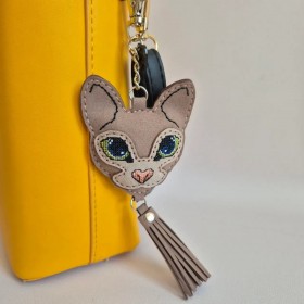 Набор для вышивки нитками на искусственной коже Wonderland Crafts Шарм для сумки - Милая кошечка FLHL-171