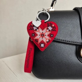 Набор для вышивки нитками на искусственной коже Wonderland Crafts Шарм для сумки - Ровенская область FLHL-155 Набор для вышивки нитками на искусственной коже Wonderland Crafts Шарм для сумки - Ровенская область FLHL-155