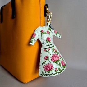 Набор для вышивки нитками на искусственной коже Wonderland Crafts Шарм для сумки - Платье. Пионовое настоение FLHL-137