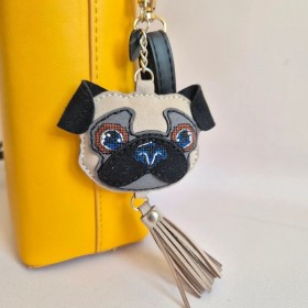 Набір для вишивки ниткою на штучній шкірі Wonderland Crafts Шарм для сумки - Кумедний мопсик FLHL-172 Набір для вишивки ниткою на штучній шкірі Wonderland Crafts Шарм для сумки - Кумедний мопсик FLHL-172
