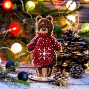 Набор для вышивки бисером по дереву Мишка в красном свитере 