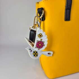 Набор для вышивки нитками на искусственной коже Wonderland Crafts Шарм для сумки -Птичка. Цветущее утро  FLHL-112
