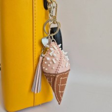 Набор для вышивки нитками на искусственной коже Wonderland Crafts Шарм для сумки - Клубничное мороженое FLHL-164