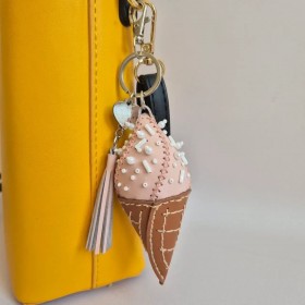 Набор для вышивки нитками на искусственной коже Wonderland Crafts Шарм для сумки - Клубничное мороженое FLHL-164