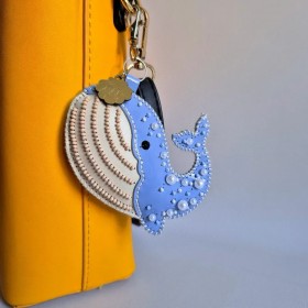 Набор для вышивки бисером на искусственной коже Wonderland Crafts Шарм для сумки - Голубой кит FLBB-194 Набор для вышивки бисером на искусственной коже Wonderland Crafts Шарм для сумки - Голубой кит FLBB-194