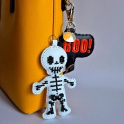 Набір для вишивки бісером на штучній шкірі Wonderland Crafts Шарм для сумки - Білий скелетик FLBB-200 Набір для вишивки бісером на штучній шкірі Wonderland Crafts Шарм для сумки - Білий скелетик FLBB-200