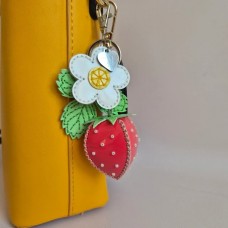 Набор для вышивки нитками на искусственной коже Wonderland Crafts Шарм для сумки - Сладкая клубника FLHL-165 Набор для вышивки нитками на искусственной коже Wonderland Crafts Шарм для сумки - Сладкая клубника FLHL-165