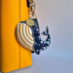Набор для вышивки бисером на искусственной коже Wonderland Crafts Шарм для сумки - Синий кит FLBB-195 Набор для вышивки бисером на искусственной коже Wonderland Crafts Шарм для сумки - Синий кит FLBB-195