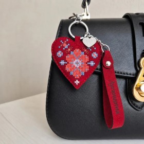 Набор для вышивки нитками на искусственной коже Wonderland Crafts Шарм для сумки - Луганская область FLHL-141 Набор для вышивки нитками на искусственной коже Wonderland Crafts Шарм для сумки - Луганская область FLHL-141