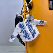 Набор для вышивки нитками на искусственной коже Wonderland Crafts Шарм для сумки - Вышиванка. Голубая гармония FLHL-130