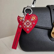 Набір для вишивки ниткою на штучній шкірі Wonderland Crafts Шарм для сумки - Полтавщина FLHL-151 Набір для вишивки ниткою на штучній шкірі Wonderland Crafts Шарм для сумки - Полтавщина FLHL-151