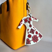 Набор для вышивки нитками на искусственной коже Wonderland Crafts Шарм для сумки - Платье. Красная сила FLHL-133