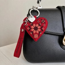 Набор для вышивки нитками на искусственной коже Wonderland Crafts Шарм для сумки - Донецкая область FLHL-140 Набор для вышивки нитками на искусственной коже Wonderland Crafts Шарм для сумки - Донецкая область FLHL-140