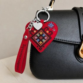 Набор для вышивки нитками на искусственной коже Wonderland Crafts Шарм для сумки - Тернопольская область FLHL-156 Набор для вышивки нитками на искусственной коже Wonderland Crafts Шарм для сумки - Тернопольская область FLHL-156