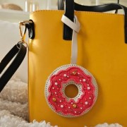 Набір для вишивки бісером на штучній шкірі Wonderland Crafts Шарм для сумки - Пончик з глазур'ю FLBB-173