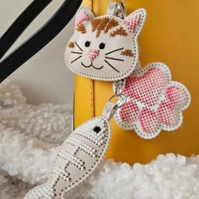 Набір для вишивки бісером на штучній шкірі Wonderland Crafts Шарм для сумки - Котячі радощі FLBB-179 Волшебная страна FLBB-179 - 350.00грн.